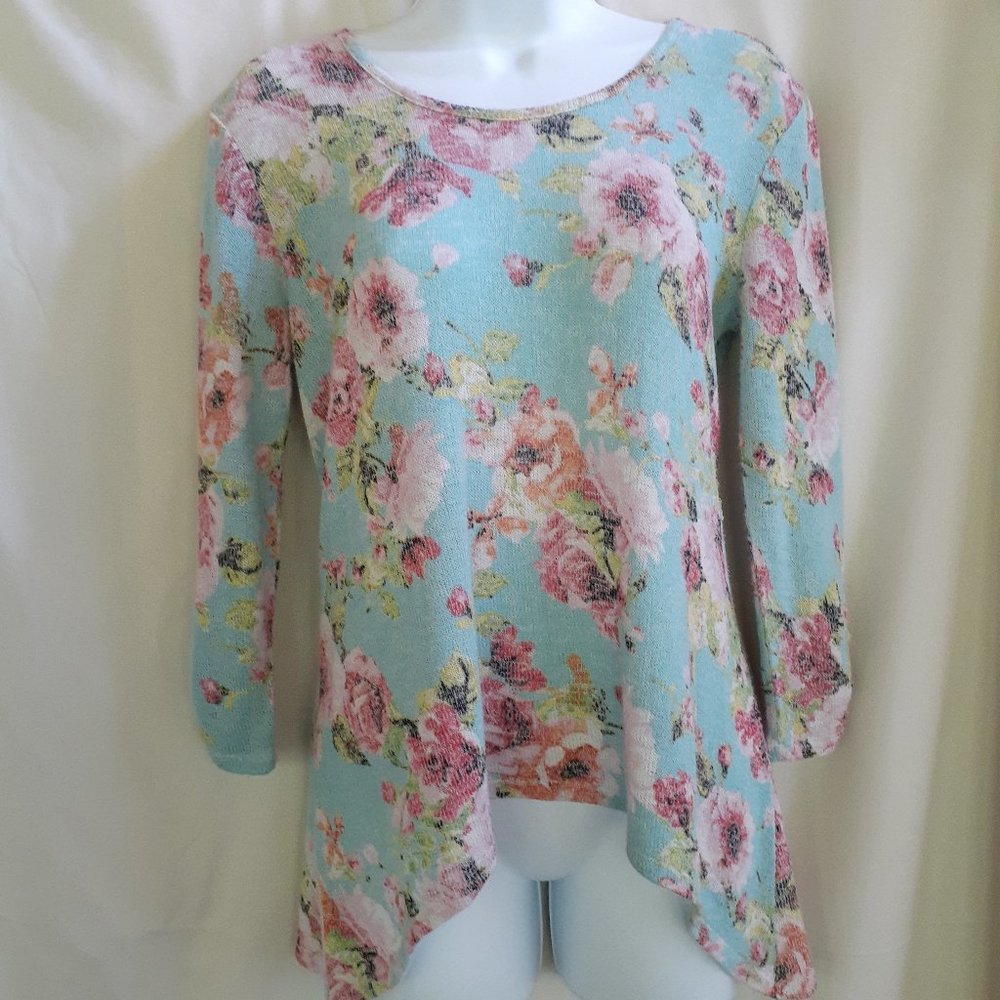 No Boundaries Lace back shark bite front Floral M